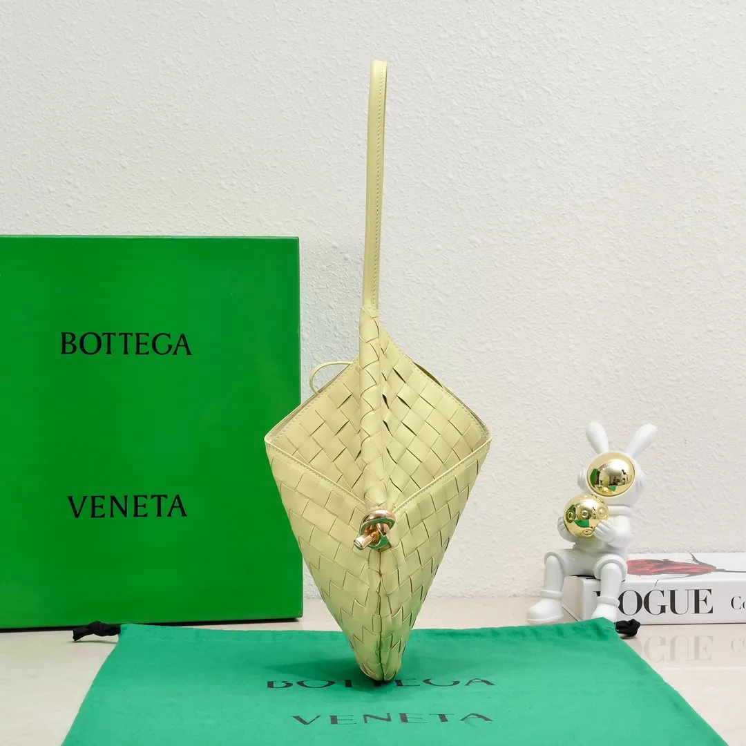 #BottegaVeneta Bottega Veneta Yang Mi's same style Solstice Shoulder Ba's latest bag type also comes with a small bag inside. Very casual style 🔥 High-end, quiet and simple bag from BV show, "Solstice" comes in various colors of dark green, black, ice cream color to present different aesthetics. It is paired with knots made with jewelry-grade craftsmanship. Under the collision of soft leather and metal, it presents a unique sense of high-end. Elegant, casual, unique Style number: 0898 Size: 26*3*30cm